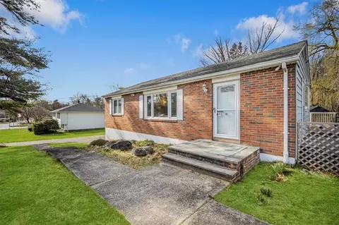 18 Willow Ln, New Windsor, NY 12553