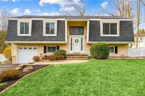 201 Cambridge Ct, New Windsor, NY 12553