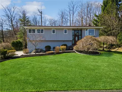81 Tennyson Dr, Clarkstown, NY 10954