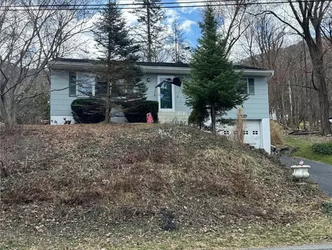 2 Blue Grass Ln, Beacon, NY 12508