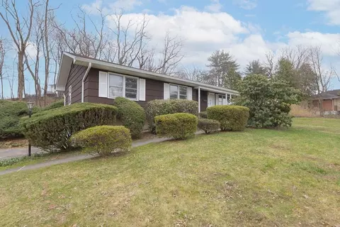 15 Spruce Dr, Clarkstown, NY 10954