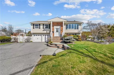 47 Duck Ln, West Islip, NY 11795