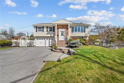 47 Duck Ln, West Islip, NY 11795