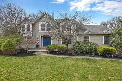 51 Newport Dr, Clarkstown, NY 10954