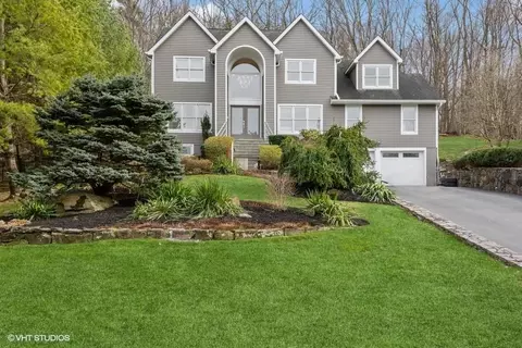71 Wellington Ct, Yorktown, NY 10598