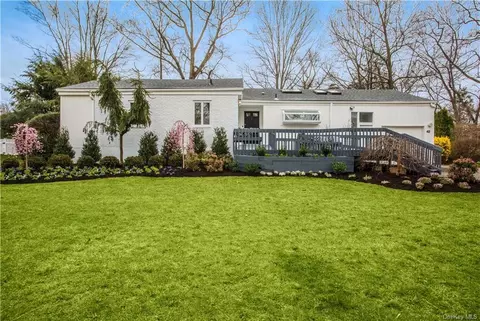 42 Woodcut Ln, New Rochelle, NY 10804