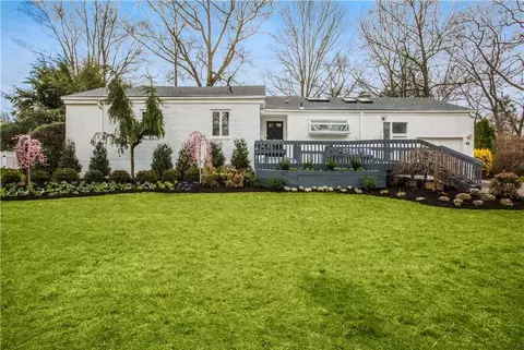 42 Woodcut Ln, New Rochelle, NY 10804