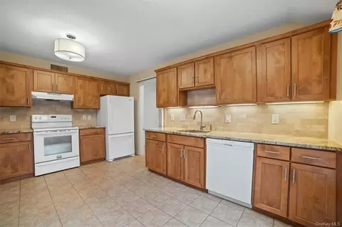 300 Heritage Hls #A, Somers, NY 10589