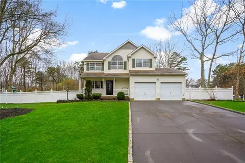 4 Tall Oaks Ct, Manorville, NY 11949