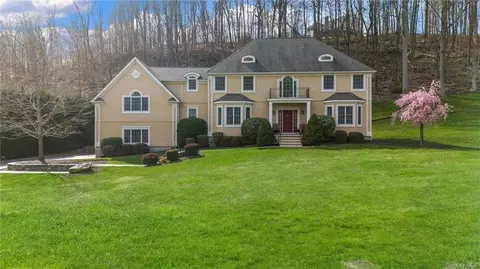 16 Fieldstone Dr, Katonah, NY 10536