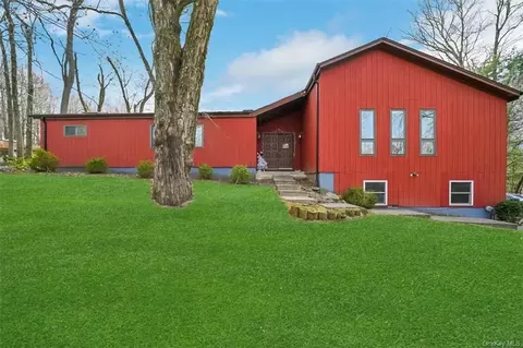 4 Mountain View Ct, Pomona, NY 10970