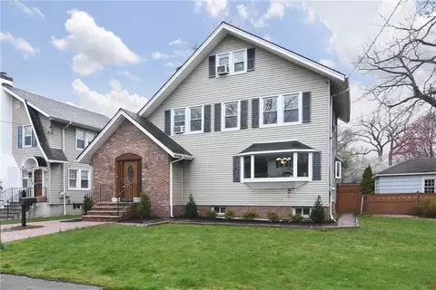 17 Monroe St, Pelham, NY 10803