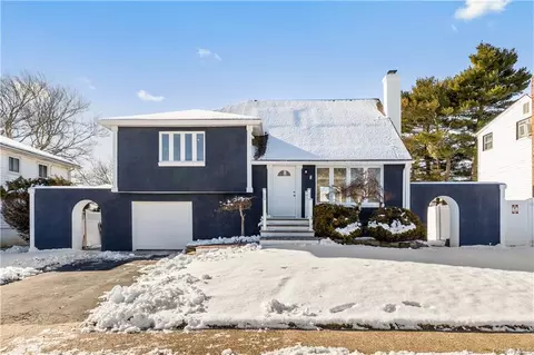 8 Amber Dr, Massapequa, NY 11758