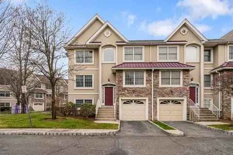 1 Tuxedo Ln, Clarkstown, NY 10920