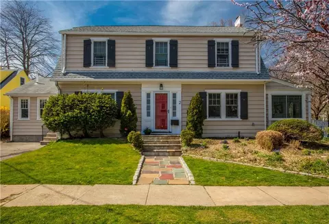 2 Cambridge Ct, Larchmont, NY 10538