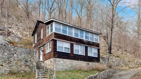 288 Lake Dr, Putnam Valley, NY 10537