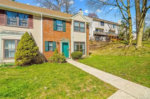 19 Poplar Cir, Peekskill, NY 10566