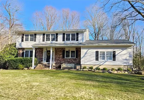 71 Edgewood Rd, New Castle, NY 10562