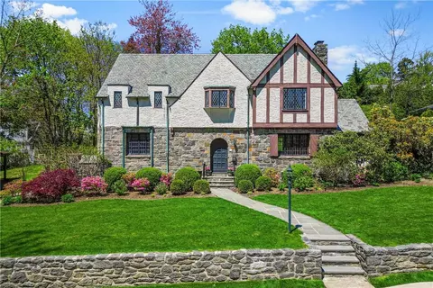 14 Dimitri Pl, Larchmont, NY 10538