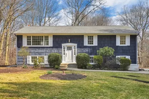 4 Summit Dr, Clarkstown, NY 10956
