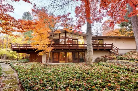 255 Harriman Rd, Greenburgh, NY 10533