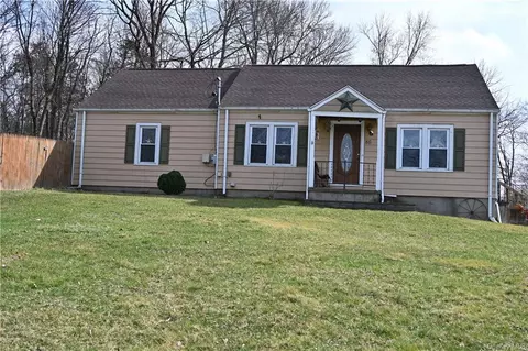 86 Overocker Rd, Poughkeepsie, NY 12603