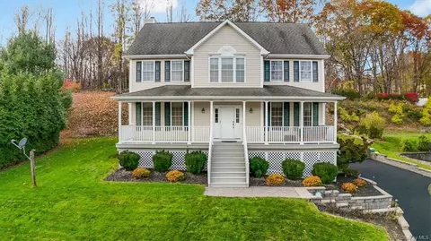 11 Waring Dr, Carmel, NY 10512