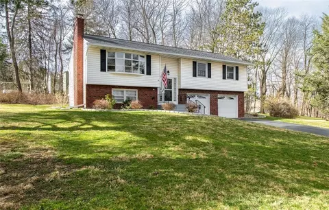 39 Strawberry Hill Ln, Wappingers Falls, NY 12590