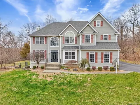 21 Shagbark Ln, East Fishkill, NY 12533