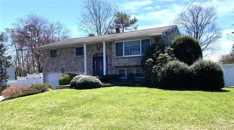 5 Muller Dr, Clarkstown, NY 10956