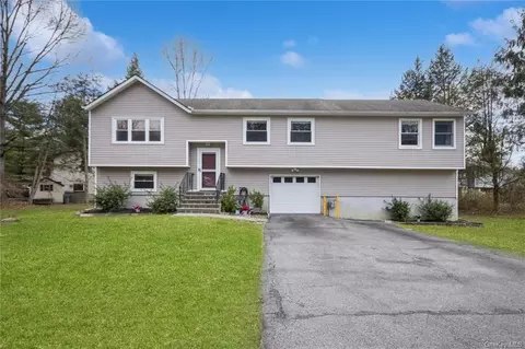 106 Sutton Park Rd, Poughkeepsie, NY 12603