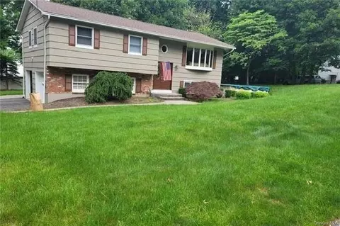 7 N Amundsen Ln, Ramapo, NY 10901