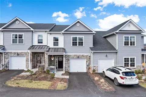 235 Hudson View Ter, Hyde Park, NY 12538