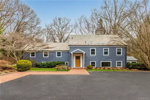 2 Roads End, Brookville, NY 11545