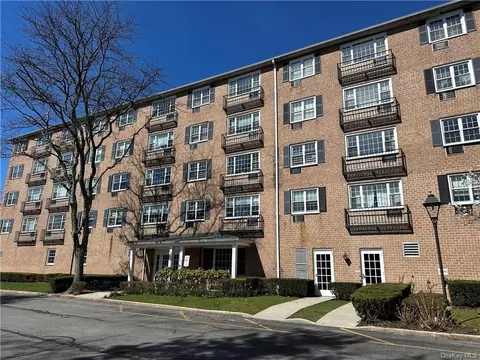 1 Consulate Dr #4-M, Eastchester, NY 10707