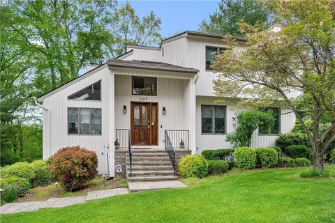 207 Briarwood Dr, Somers, NY 10589