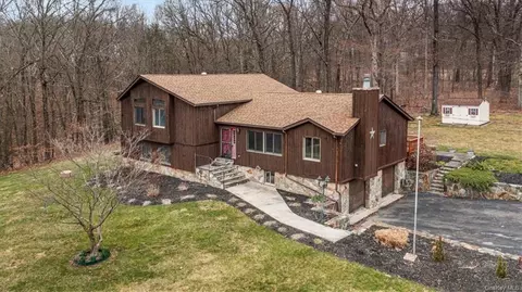 9 Purse Ln, East Fishkill, NY 12533