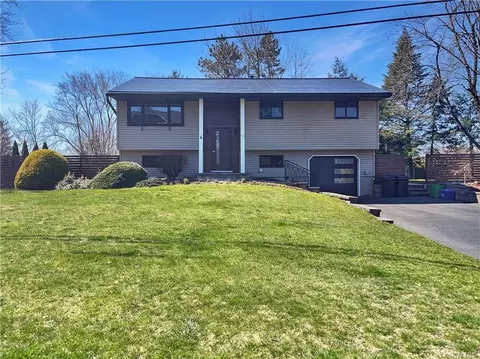 13 Kreuz Dr, Clarkstown, NY 10994