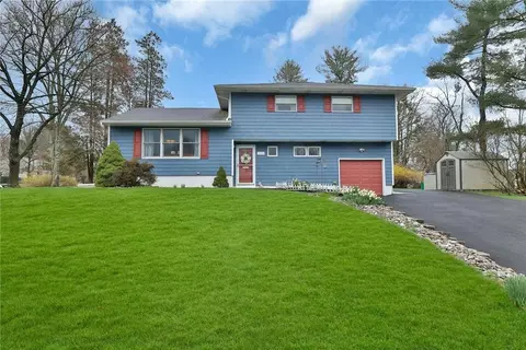 18 Radcliff Dr, Clarkstown, NY 10956