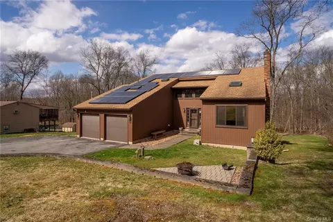 85 Heselton Dr, Wawayanda, NY 10973