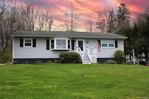 28 Donna Ln E, Wallkill, NY 12589 photo 1