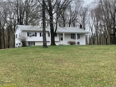 20 Dogwood Xing, Wallkill, NY 10941