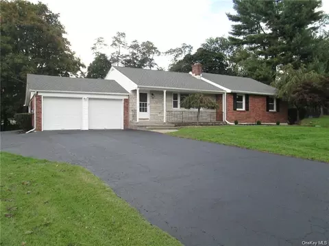 40 Willow Pkwy, New Windsor, NY 12553