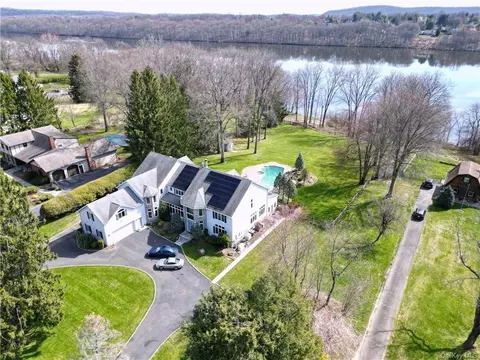 331 Strawtown Rd, Clarkstown, NY 10956