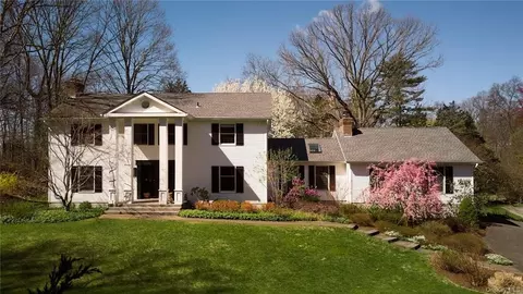 72 Delano Dr, Rhinebeck, NY 12572