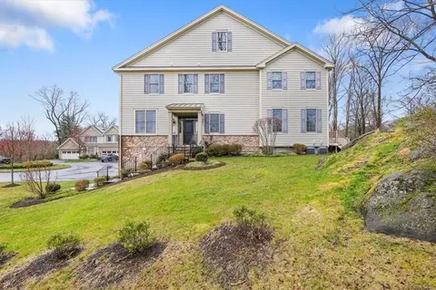 2 Hedges Ct, Cortlandt, NY 10567