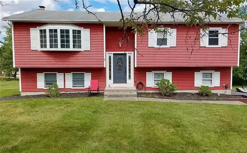 11 Regina Dr, Woodbury, NY 10930
