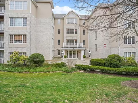 2 Homestead Ln #206, Greenwich, CT 06831