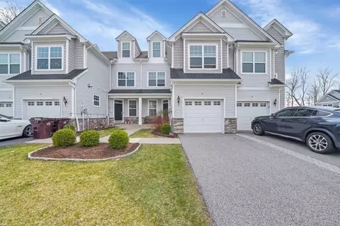 6 Kless Ct, Wallkill, NY 10940