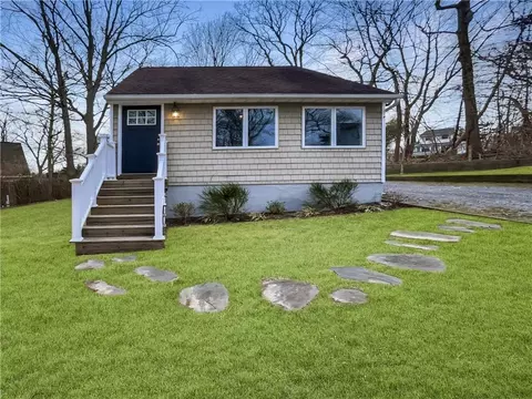 27 Woodlawn Rd, Rocky Point, NY 11778